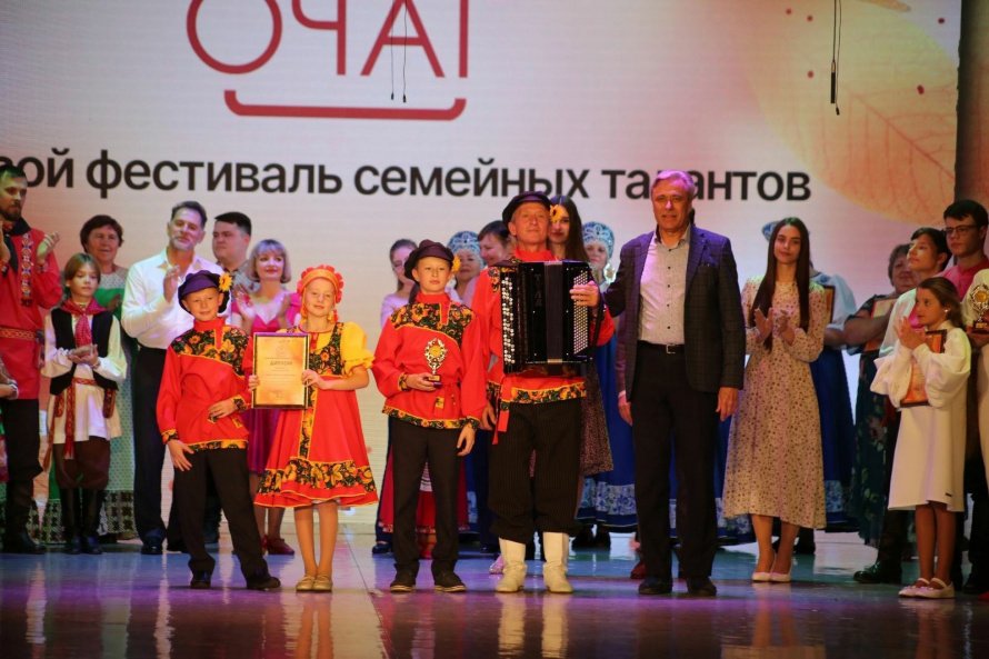 Семья Каминских-Радионовых стала лауреатом краевого фестиваля семейных талантов "Очаг".