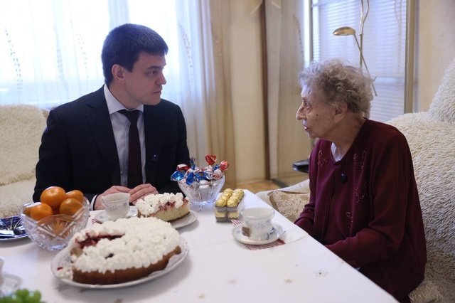 Губернатор Михаил Котюков поздравил со 100-летним юбилеем ветерана Красмаша Валентину Курносову