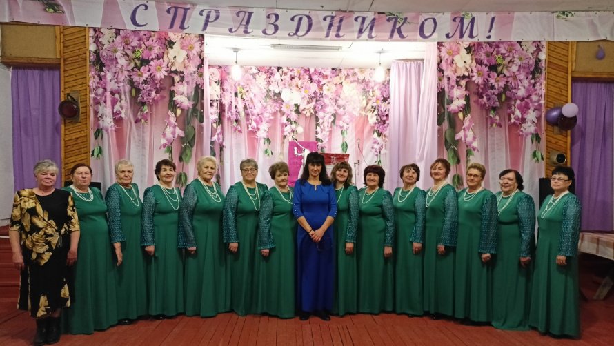 22 ноября народный хор ветеранов "Россиянка" и вокальная группа "Любимая мелодия" приняли участие в праздничном концерте ко Дню матери в д.Ивановка. 