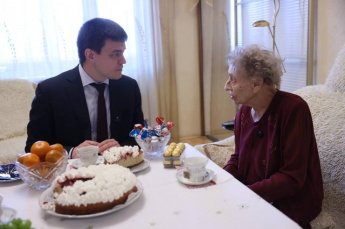 Губернатор Михаил Котюков поздравил со 100-летним юбилеем ветерана Красмаша Валентину Курносову